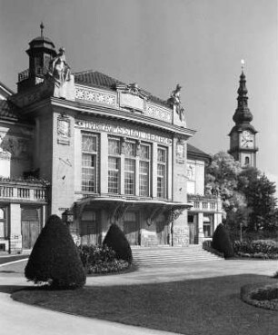 Klagenfurt, Theaterplatz 4. Stadttheater (1908-1910; F. Fellner, H. Helmer). Ansicht mit Blick zum Turm der Heiligengeistkirche
