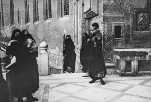 Frauen vor der Muhammad-Ali-Moschee (HAPAG-Mittelmeerfahrt der Oceana Leonhardt 1929)