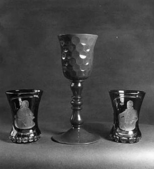 Pokal und Trinkbecher-Paar (mit Darstellung eines Ehepaares) aus Glas (wohl 1850/1880)
