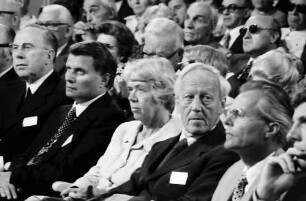 26. Tagung 1976 Physiker; Eröffnung; Ehrengäste sitzend: Kardinal König, Oberbürgermeister Steurer, Frau Alfvén, Hannes Alfvén, Rudolf L. Mößbauer