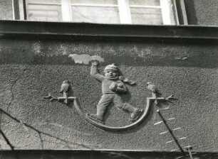 Dresden-Pieschen, Hubertusstraße 53/57. Wohnhauszeile (um 1928). Figürlicher Schmuck. Junge auf Schlittschuhen mit Schneebällen (Nr. 53, 2. Obergeschoss)
