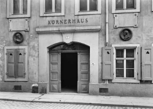 Körner-Museum, Eingang : Dresden-Neustadt, Körner-Museum, ehemals Wohnhaus der Familie Körner, Teilansicht mit Eingang und Bildnisplaketten