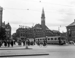 Rathausplatz mit Blick zum Palace Hotel