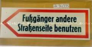 Schild: "Fußgänger andere Straßenseite benutzen"