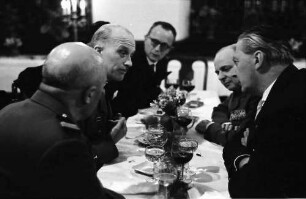 Freiburg: Kaufhaussaal; Nato-Konferenz; Ministerpräsident Kiesinger am Tisch bei französischen Offizieren