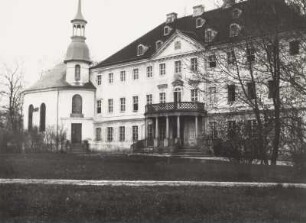 Schloss Brauna, Hauptfassade mit Schlosskapelle, Ansicht von Nordosten