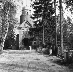 Waldsieversdorf, Kindermannstraße 52. Turmvilla mit Nebengebäude (1905). Straßenansicht