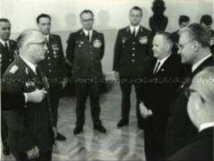 Friedrich Dickel und Gerald Götting bei einer Veranstaltung
