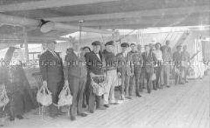 Heimfahrt der Kriegsgefangenen vom Internierungslager "Angel Island" auf dem italienischen Dampfer "Fella", mit Rettungswesten an Deck