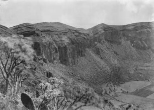 Krater : Blick in den Krater von Bandama. Im Inneren des Kraters Ackerflächen