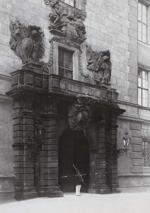 Grünes Tor mit Wachposten : Dresden, Residenzschloss, Grünes Tor im Nordflügel, errichtet als Denkmal an die Türkenkriege