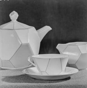 Studien mit Gegenstand : Keramikset mit Kaffeekanne, Tasse, Milchkännchen