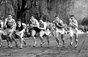 Freiburg: Gordon Pirie (1) und Peter Pirie (88) im 3000-m-Lauf
