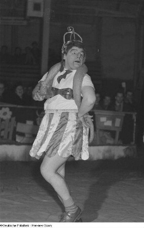 Ein Clown vom Clownsensemble "Die Daniels" des Faschingsprogramms "Die Kommödianten kommen" des Circus Aeros als Schlangentänzerin