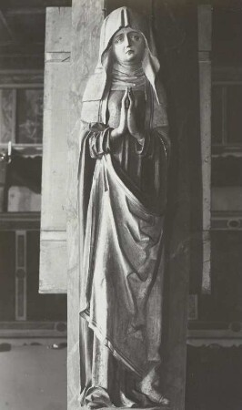 Maria einer Kreuzigung : Sebnitz. Evangelisch-lutherische Peter-Pauls-Kirche. Maria einer Kreuzigungsgruppe, Ende 15. Jahrhundert, an der Mittelstütze im Kirchenschiff, Aufnahme Möbius 1953