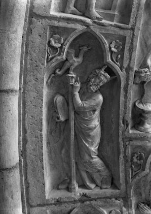 Nördliches Westportal — Linke Archivolte — Moses mit der ehernen Schlange