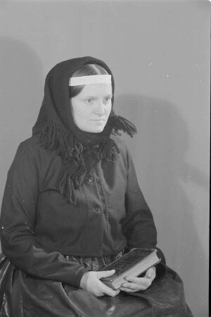 Mädchen in Hoyerswerdaer Trauertracht aus Bluno. : Holca we Wojerowskej žarowanskej drasće z Blunja.