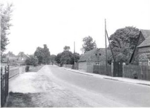 Straßenraum in Rohne : Dorfsiedlungen - Straßendorf. Ort: Rowno / Rohne. Dorfstraße in Richtung Schleife