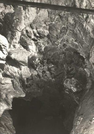 Vogtland. Syrauer Höhle. Sinterleisten