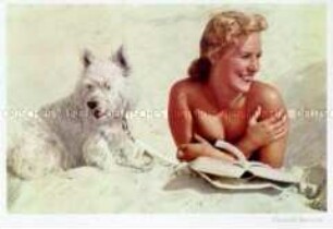 Frau und Hund am Strand
