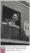 Hitler, Adolf (1889-1945) / Sammelwerk Nr. 15 'Adolf Hitler', Bild Nr. 9, Gruppe 64 / Porträt Adolf Hitlers, aus geöffnetem Zugfenster schauend, Halbfigur