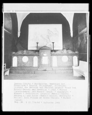 Grabmal des Herzogs und Fürsten Leopold Franz von Anhalt-Dessau und Gemahlin — Relief: Drei Frauen am Grabe Christi