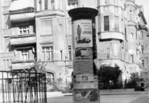 Plakatwerbung für die Ausstellung "Arbeitsmaiden" an einer Litfasssäule