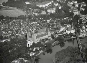 Rochlitz. Stadtansicht. Luftbild : Rochlitz. Schloss und St. Petrikirche an der Zwickauer Mulde mit Eisenbahnbrücke gegen Kleingartenanlage und Neubaugebiet Am Regenbogen, rechts Leipziger Straße. Luftbild-Schrägaufnahme von Süd-Südwesten