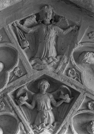 Nördliches Westportal — Rechte Archivolte — Zwei Engel mit Kronen und Weihrauchgefäss