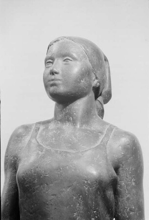 Jugend, Baumeister der DDR : Jugend, Baumeister der DDR. Bronze (1951; W. Arnold). Hüftstück. Karl-Marx-Stadt (Chemnitz), Annenschule