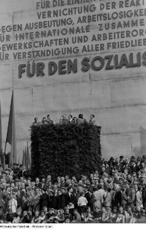 Rednertribüne am 1. Mai
