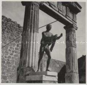 Pompeji, Tempio di Apollo, Bronzestatue des Apollon im Portikus