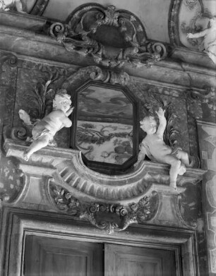 Innendekoration der Marmorsaletta — Wanddekoration der Marmorsaletta — Giebel, Putten und Spiegel