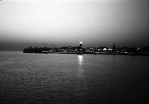 Lindau: Nächtliche Hafeneinfahrt vom Schiff aus