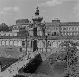Dresden. Zwinger, Kronentor mit Langgalerien und Graben