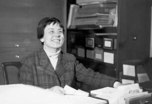 Annemarie Hagner am Schreibtisch