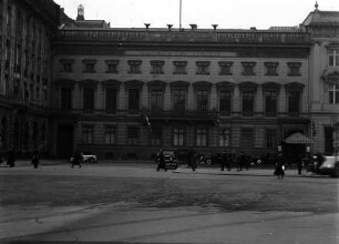 Berlin: Unter den Linden; Südseite; Pariser Platz, Eckhaus zum Hotel Adlon