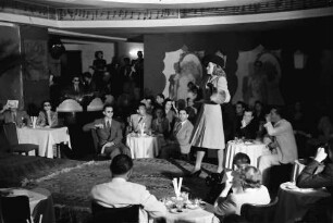 Bukarest: Modenschau: Mäntel