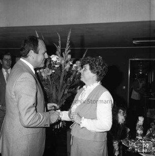 Krott, Sonja: stellvertretende Kreispäsidentin: Foyer vor Kreistagssitzungssaal: Empfang der SPD-Fraktion zum 50. Geburtstag: Überreichung eines Blumenstraußes durch Kreispräsident Hubert Priemel