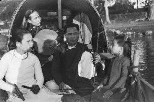 Gruppe bei Musizieren (Deutsche Ostasien-Expedition 1937/1939)