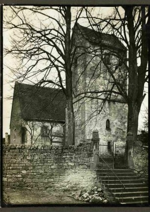 prot. Kirche. Eingang zum alten Friedhof und Turm