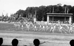 Sportveranstaltung auf der Reichsnährstandausstellung 1939 : Eine Gymnastik-Sportveranstaltung auf dem Großen Ring im Rahmen der 5. Reichsnährstand-Ausstellung 1939 in Leipzig.