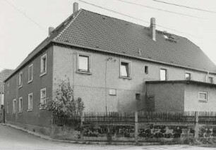 Mobschatz, Bauernhof : Mobschatz (Kreis Meißen - Radebeul), Bauernhof, Dorfplatz 12, 18. Jahrhundert, Straßenansicht mit Einfriedung