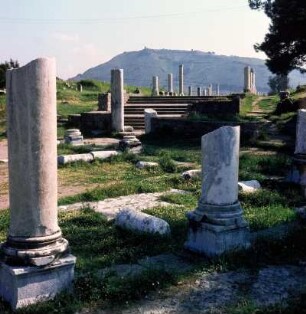 Bergama (antiker Name: Pergamon). Asklepieion, im Vorhof des Propylons