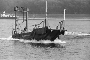 Inbetriebnahme eines Spezial-Ölwehr-Bootes im Städtischen Rheinhafen Karlsruhe