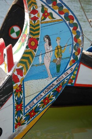 Viele Boote in der Lagunenstadt Aveiro sind mit naiven Bildern aus dem Alltagsleben verziert