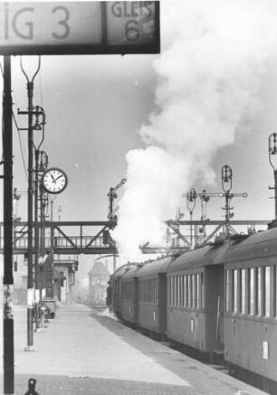 Hamburg. Hauptbahnhof. Ein unter Dampf stehender Zug fährt ab