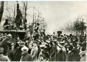 Wilhelm Pieck spricht auf einer Demonstration während der Revolution 1918
