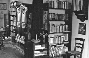 Wilhelm-Fraenger-Haus in Potsdam, Tschaikowskiweg 4 . Ecke mit kleinem Bücherregal und Stuhl. Blick ins Arbeitszimmer