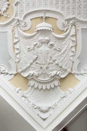 Decke der Kantine — Vier Eckkartuschen mit den Initialen A und A (Albertine Agnes) — Kartusche (Ornament)